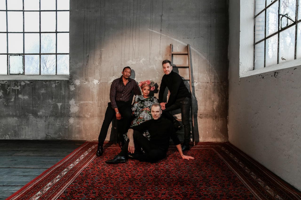 Amy Sue & Friends, Bandportrait im Industrial-Loft mit persischem Teppich