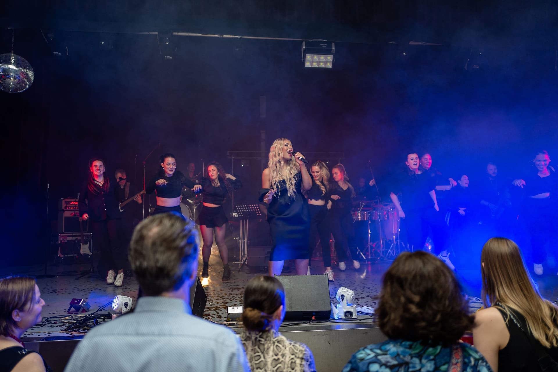 Amy Sue & Friends, die komplette Band auf der Bühne mit blauem Bühnennebel