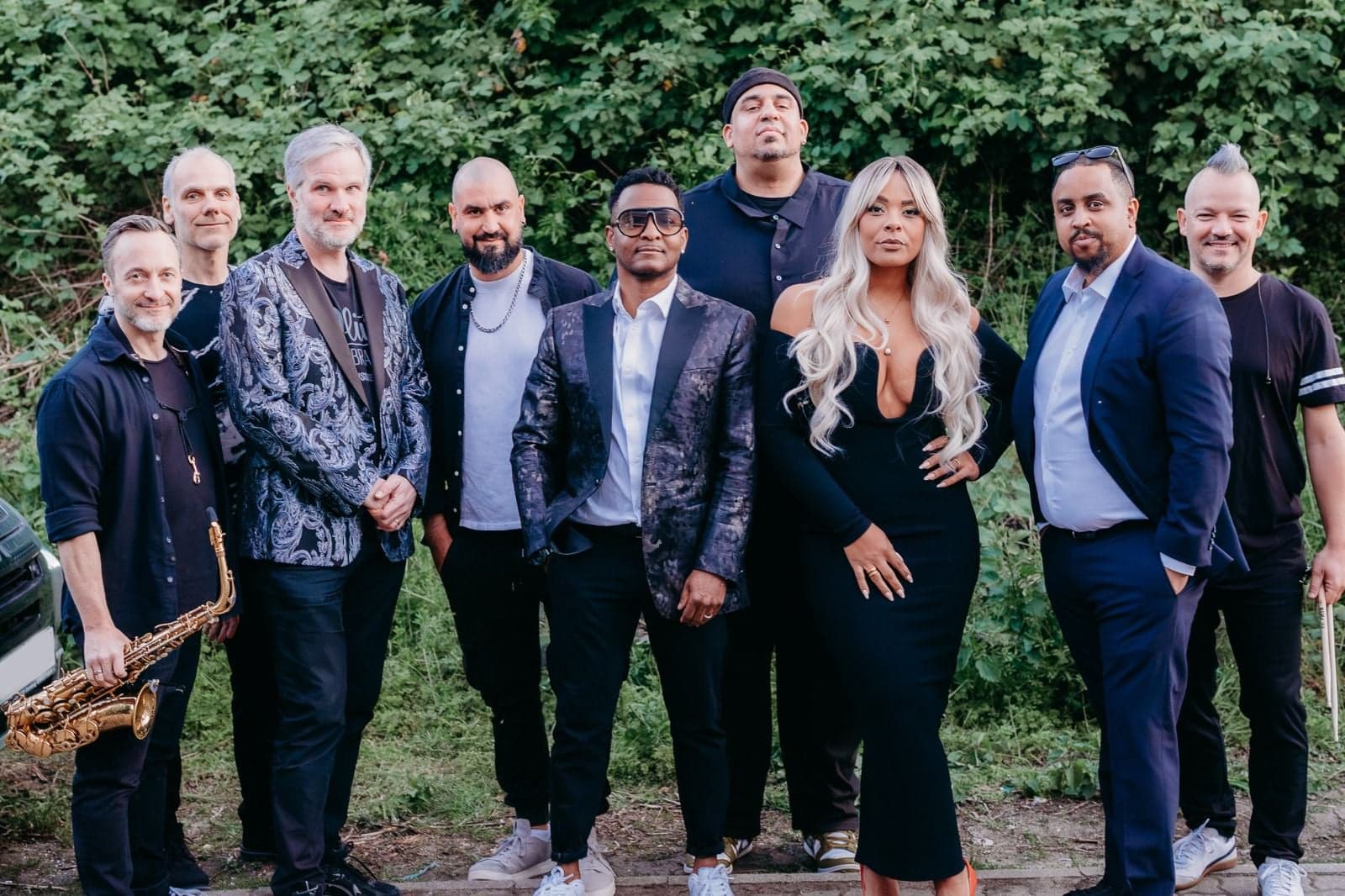 Amy Sue & Friends, komplette Band als Outdoor-Editorial-Portrait im Sommerlicht