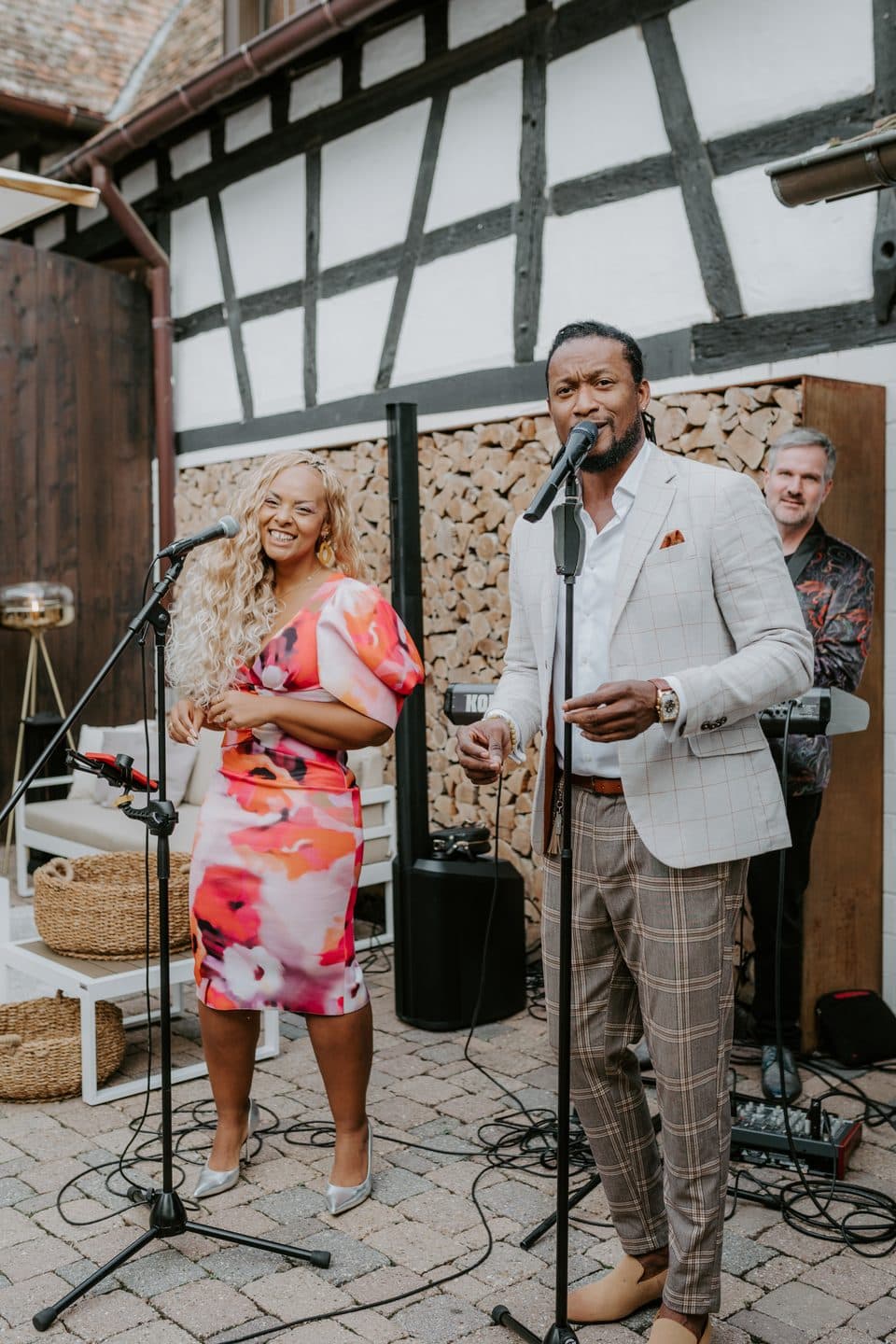 Acoustic-Set im Freien bei einer Hochzeit vor historischem Fachwerkhaus