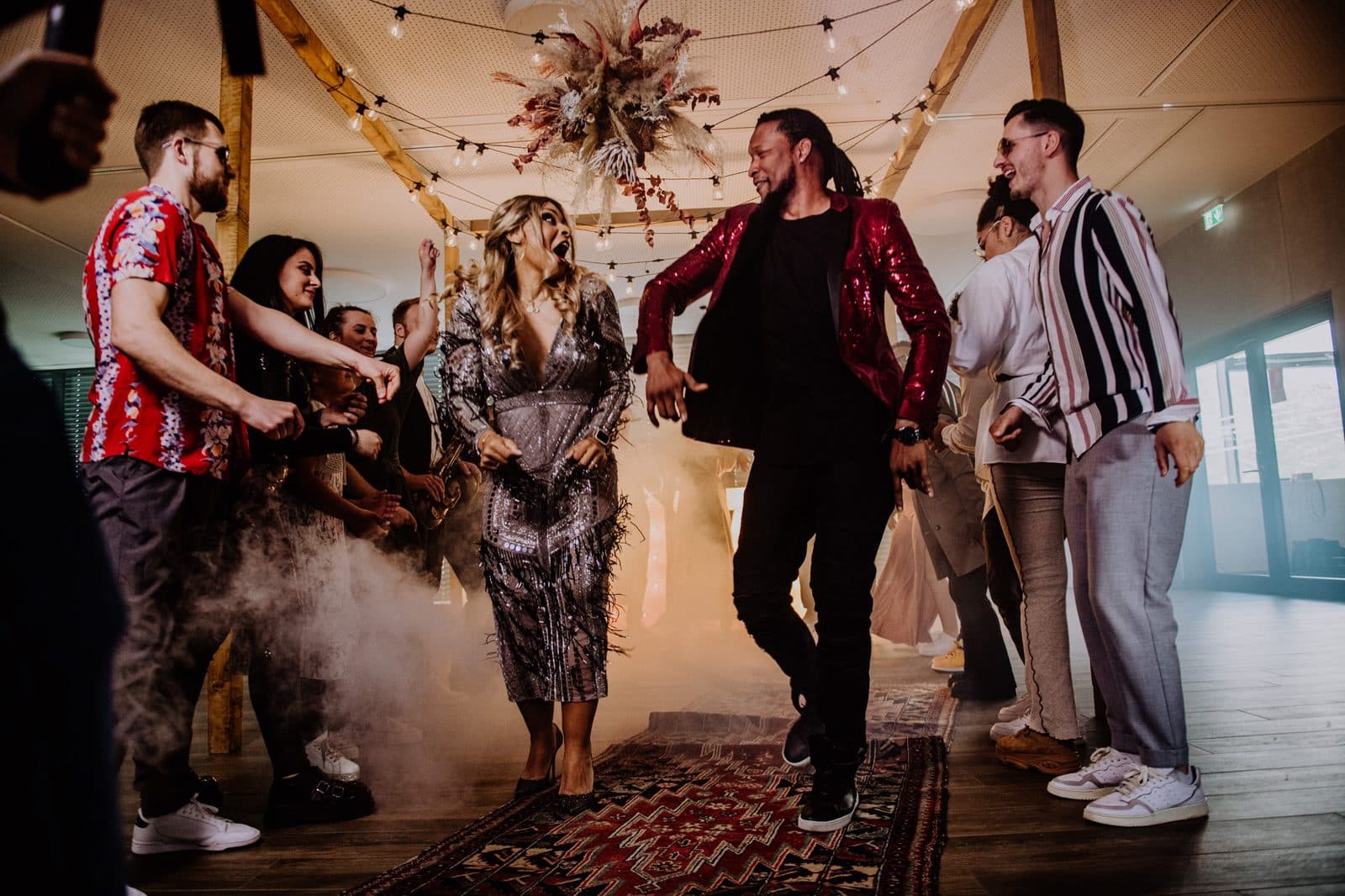 Amy Sue und Klyive tanzen durch Gäste-Spalier bei Hochzeitsparty