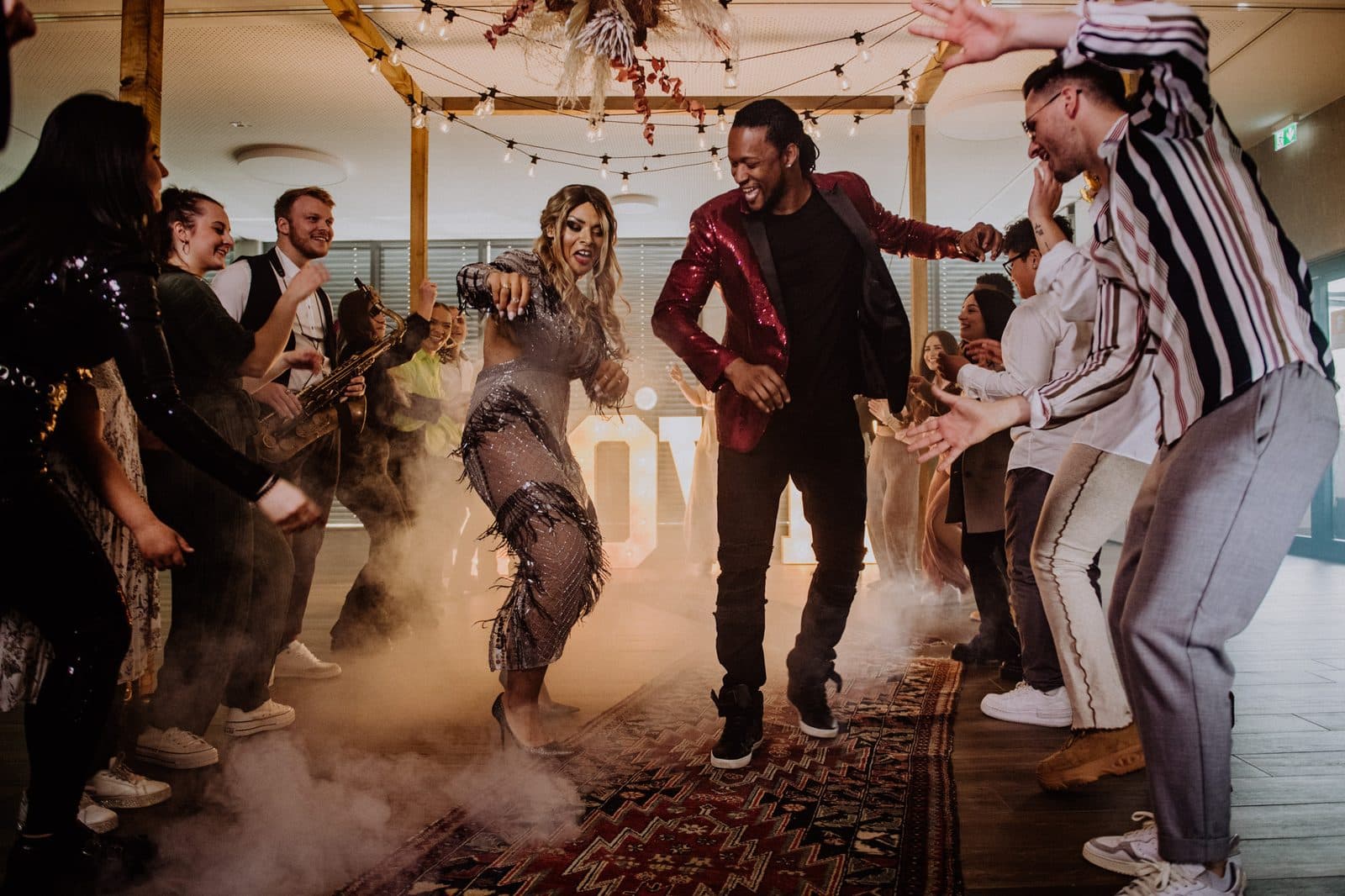 Amy Sue & Friends — Hochzeitsfeier mit tanzenden Gästen und Nebel