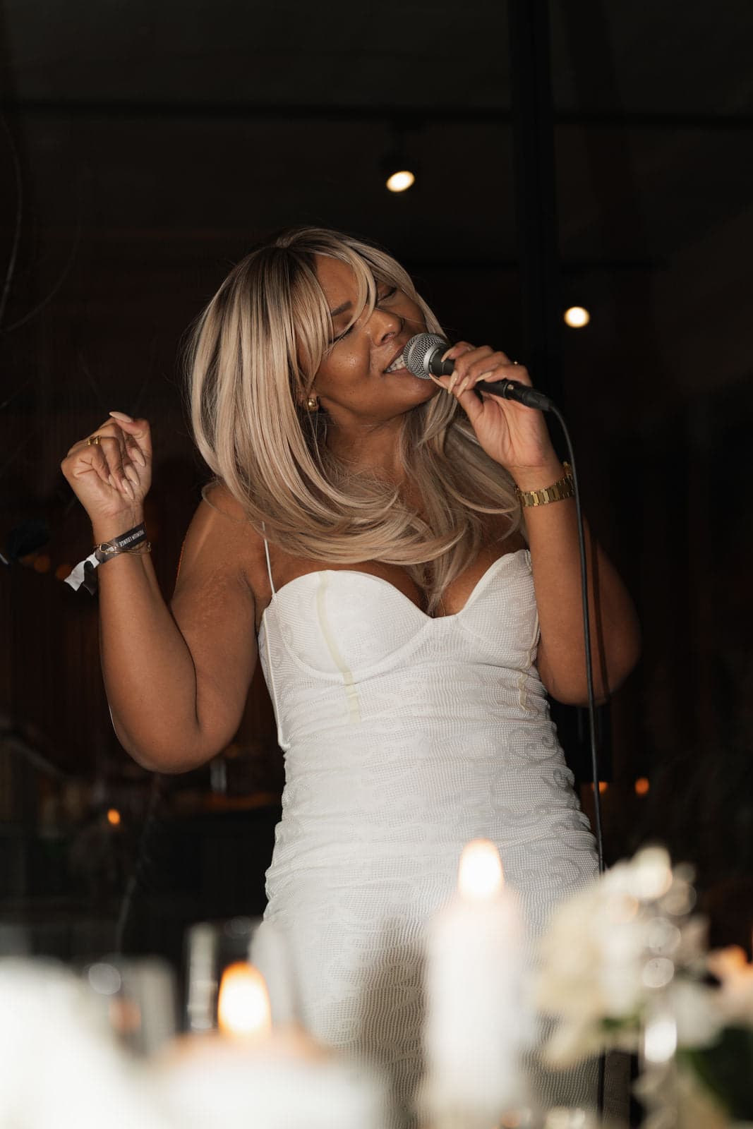 Amy Sue singt emotional, Kerzen im Vordergrund, dunkle Atmosphäre