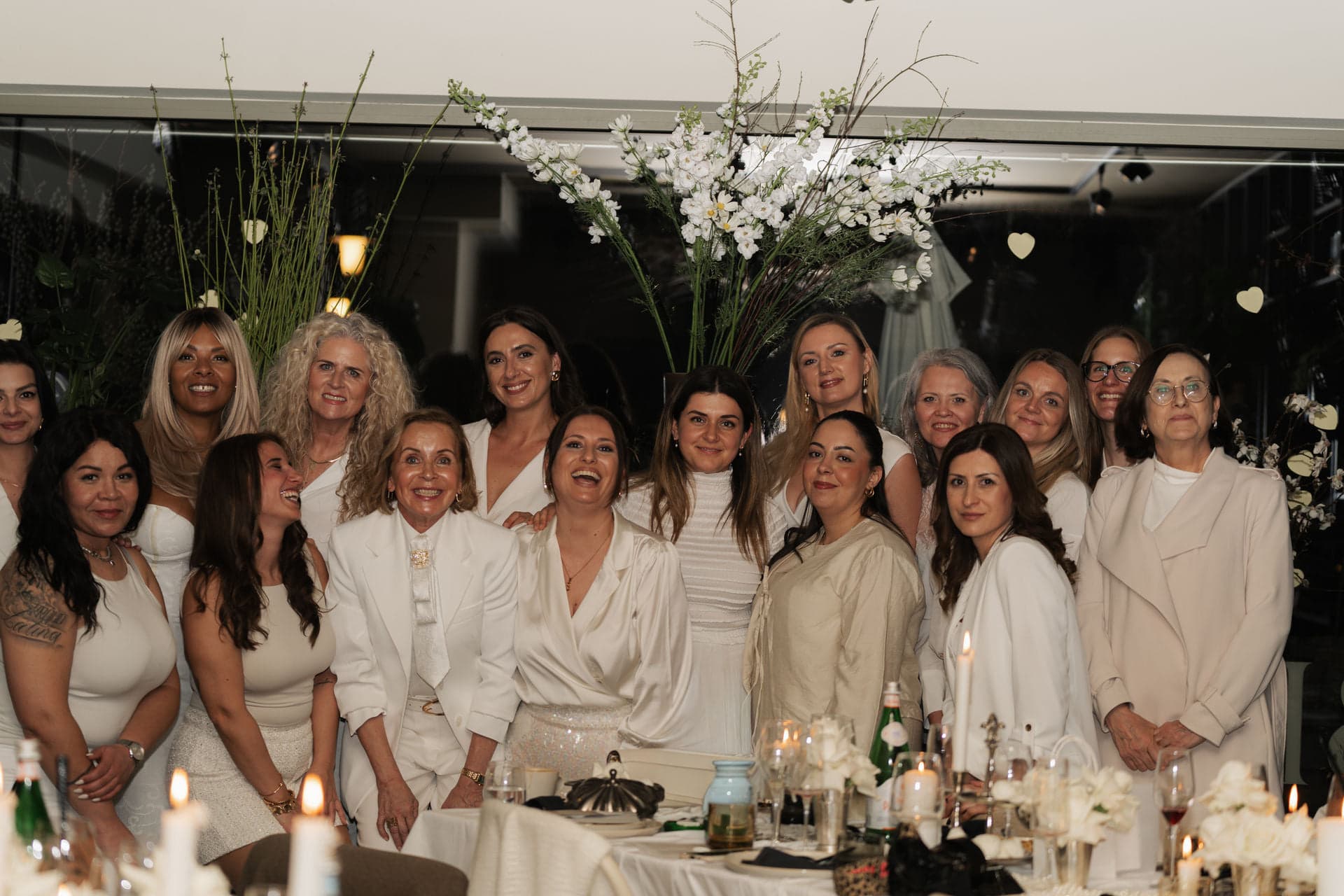 Gruppenfoto aller Frauen in Weiß beim Weltfrauentag-Event