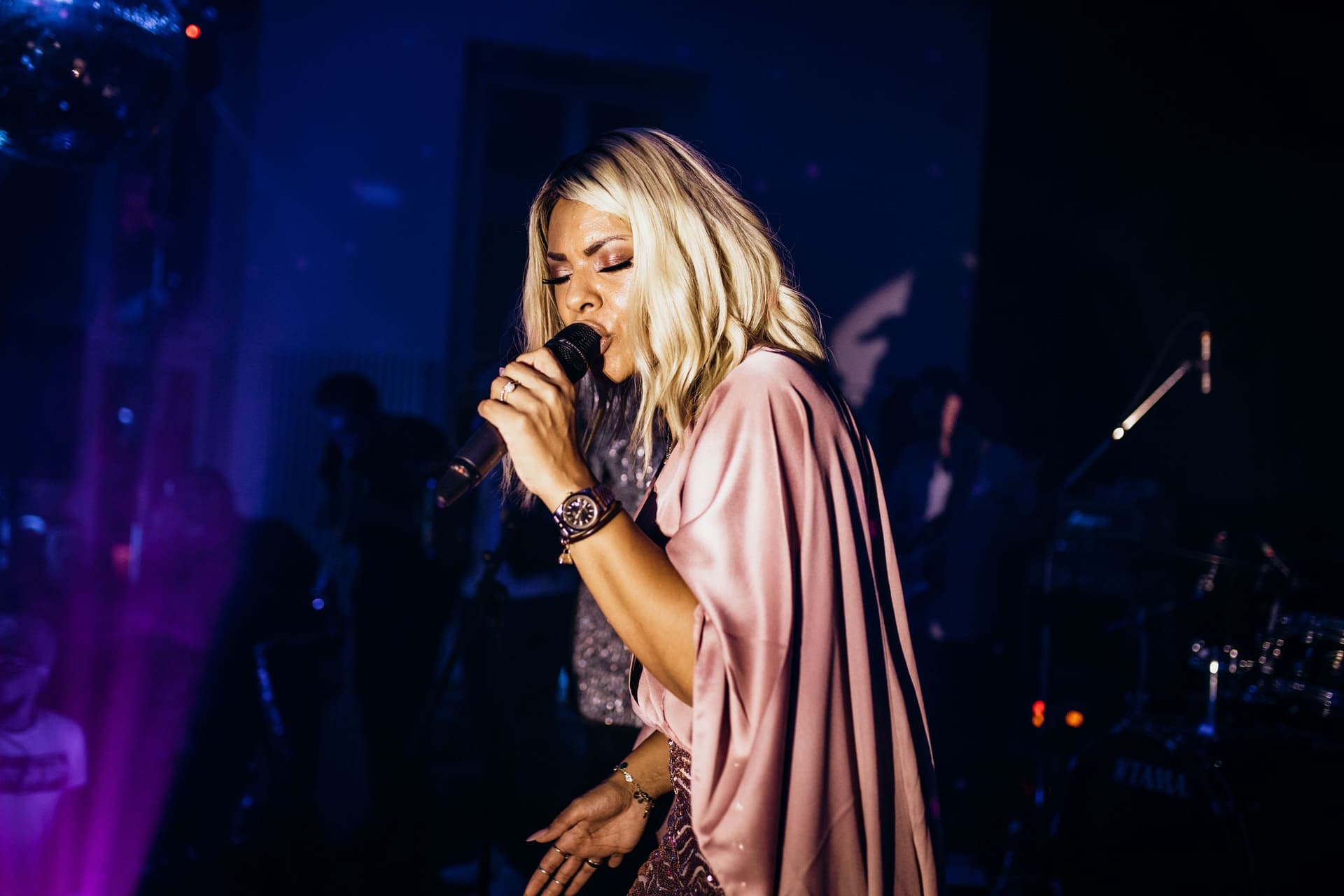 Amy Sue Nahaufnahme beim Singen, intensives blaues Licht
