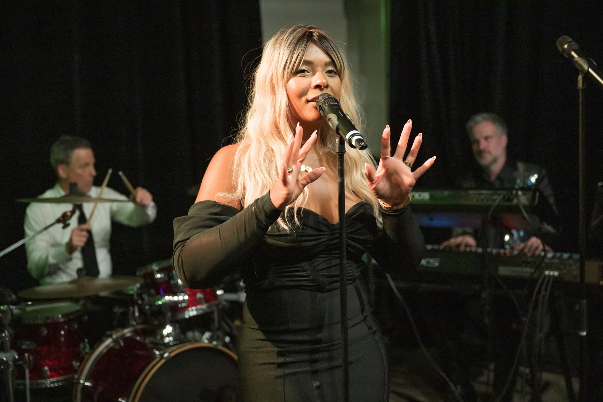 Amy Sue & Friends, Intime Venue-Performance in warmer Atmosphäre