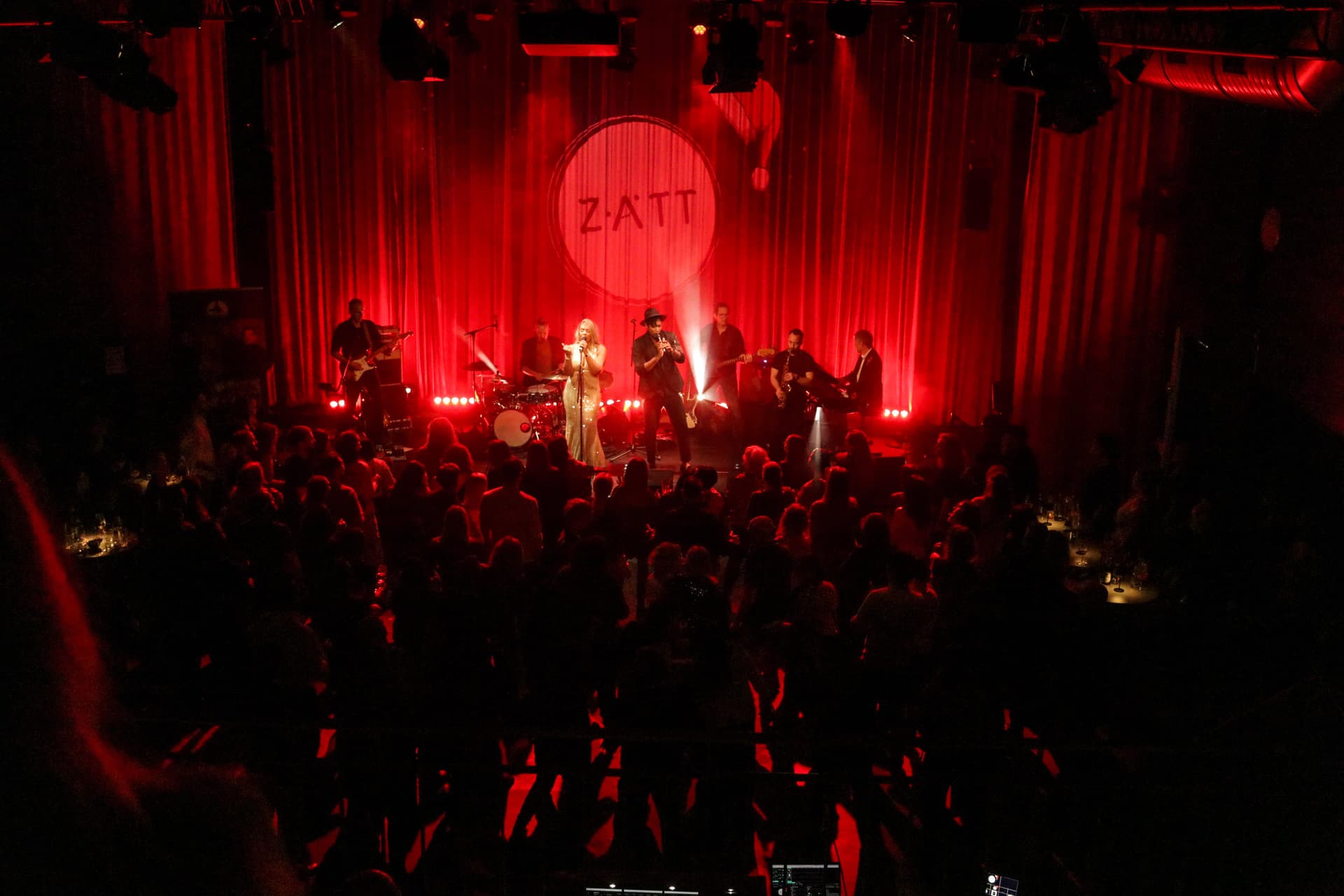Amy Sue & Friends auf der ZIATT-Bühne mit Publikum als Silhouette