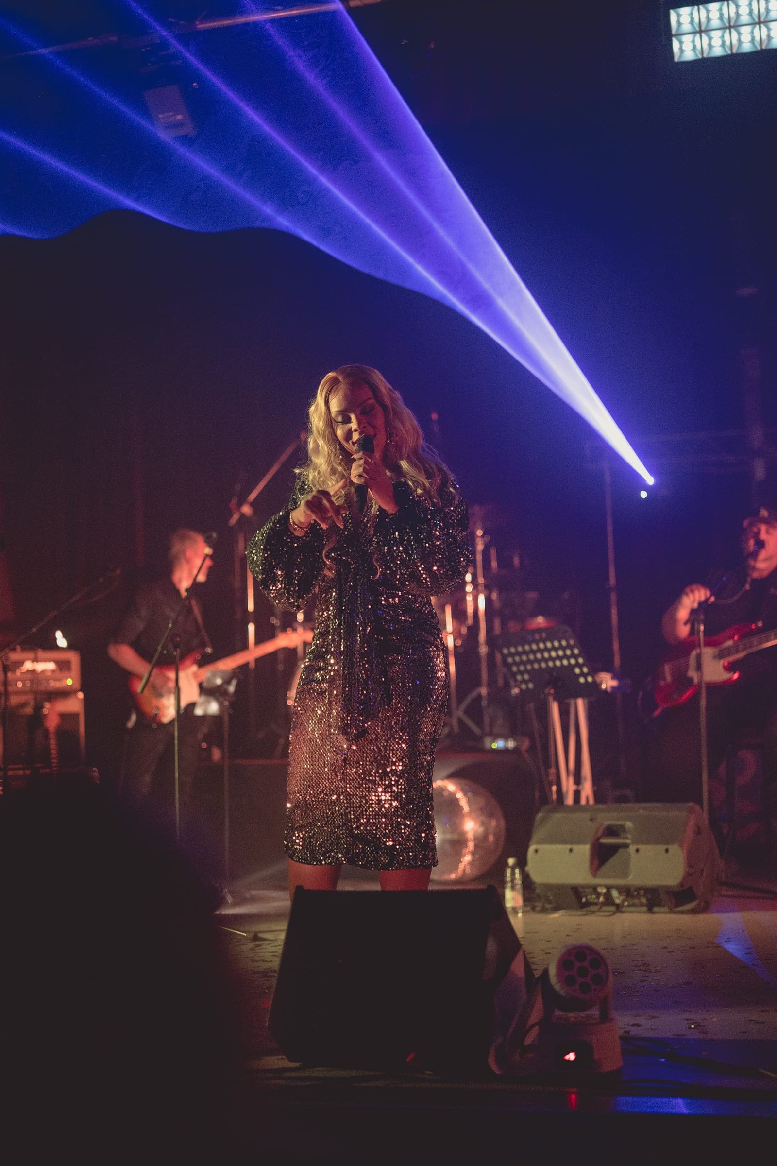 Amy Sue auf der Konzertbühne mit lila Lasern und Nebel, professionelle Konzertfotografie