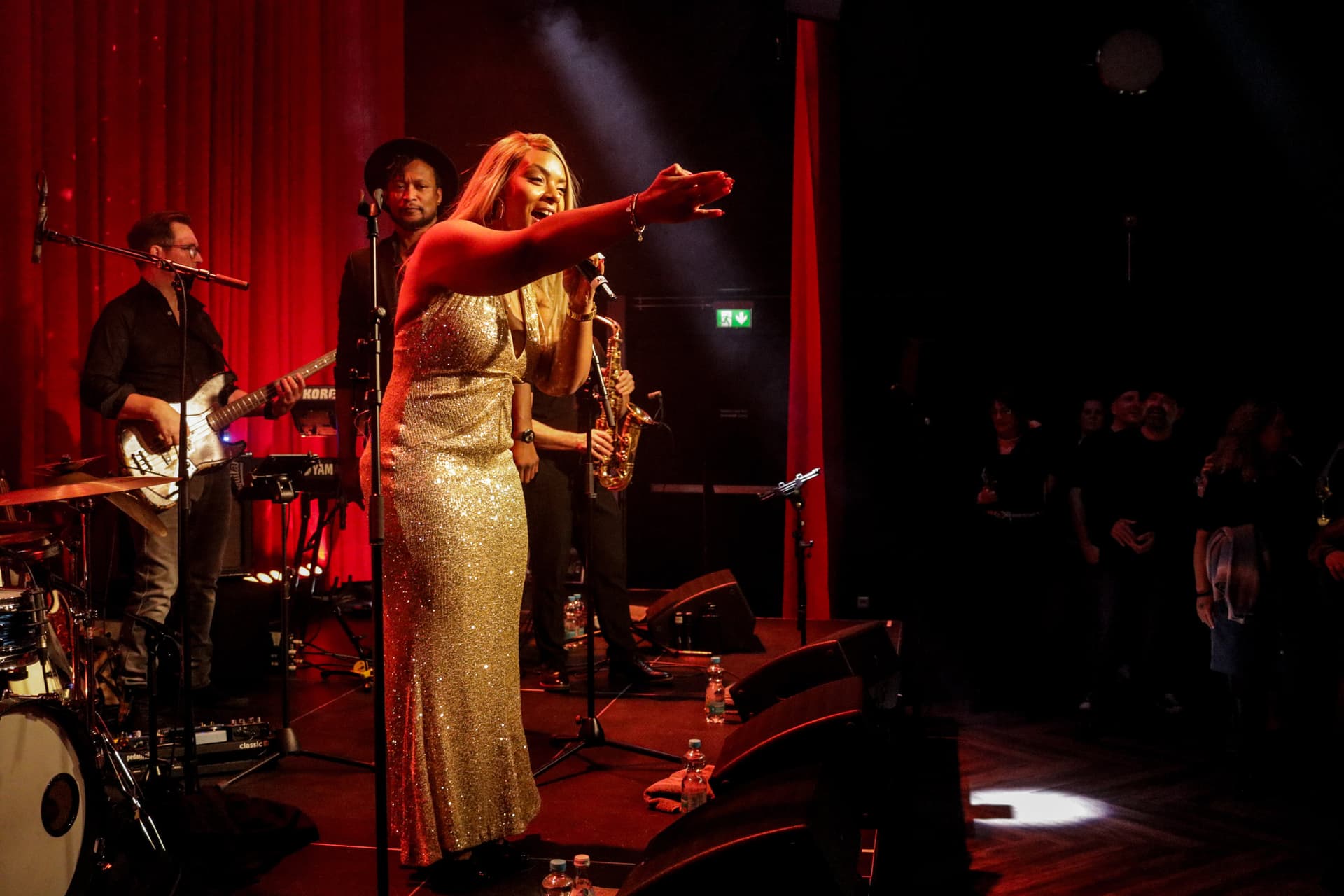 Amy Sue im Goldkleid bei Publikumsinteraktion — emotionaler Moment