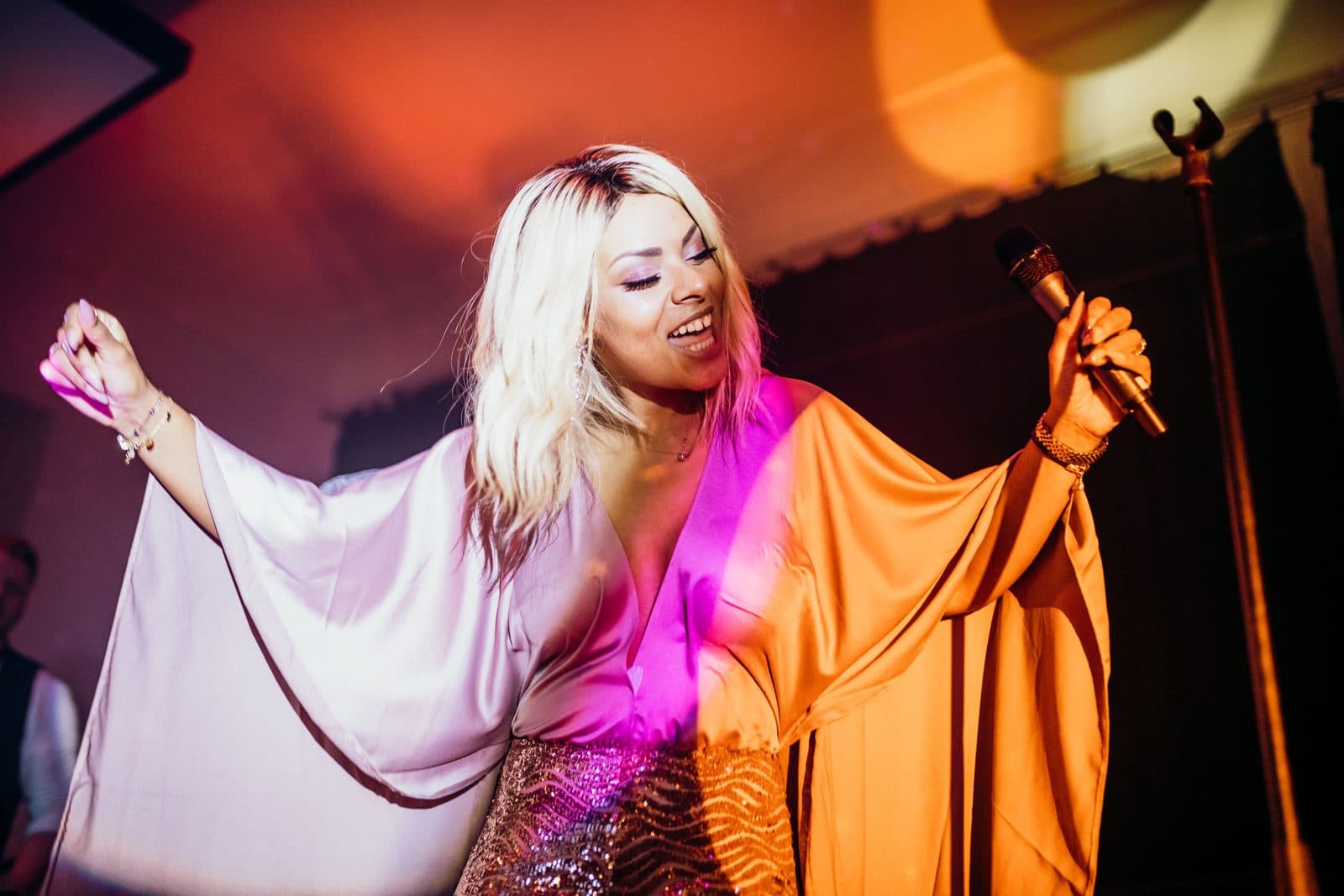 Amy Sue performt im fließenden Seiden-Cape mit warmem Licht