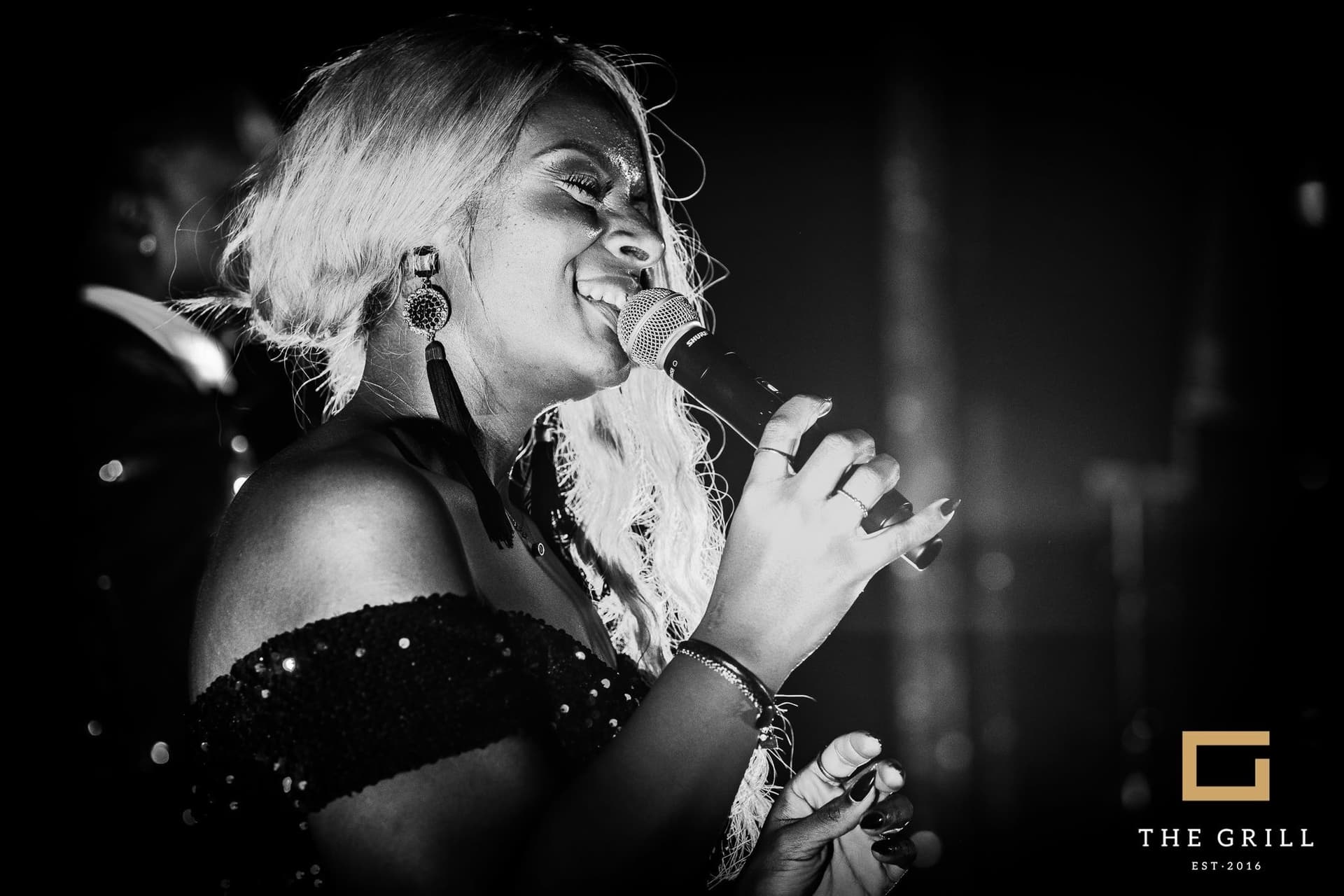 Amy Sue Nahaufnahme singend im The Grill, Schwarz-Weiß