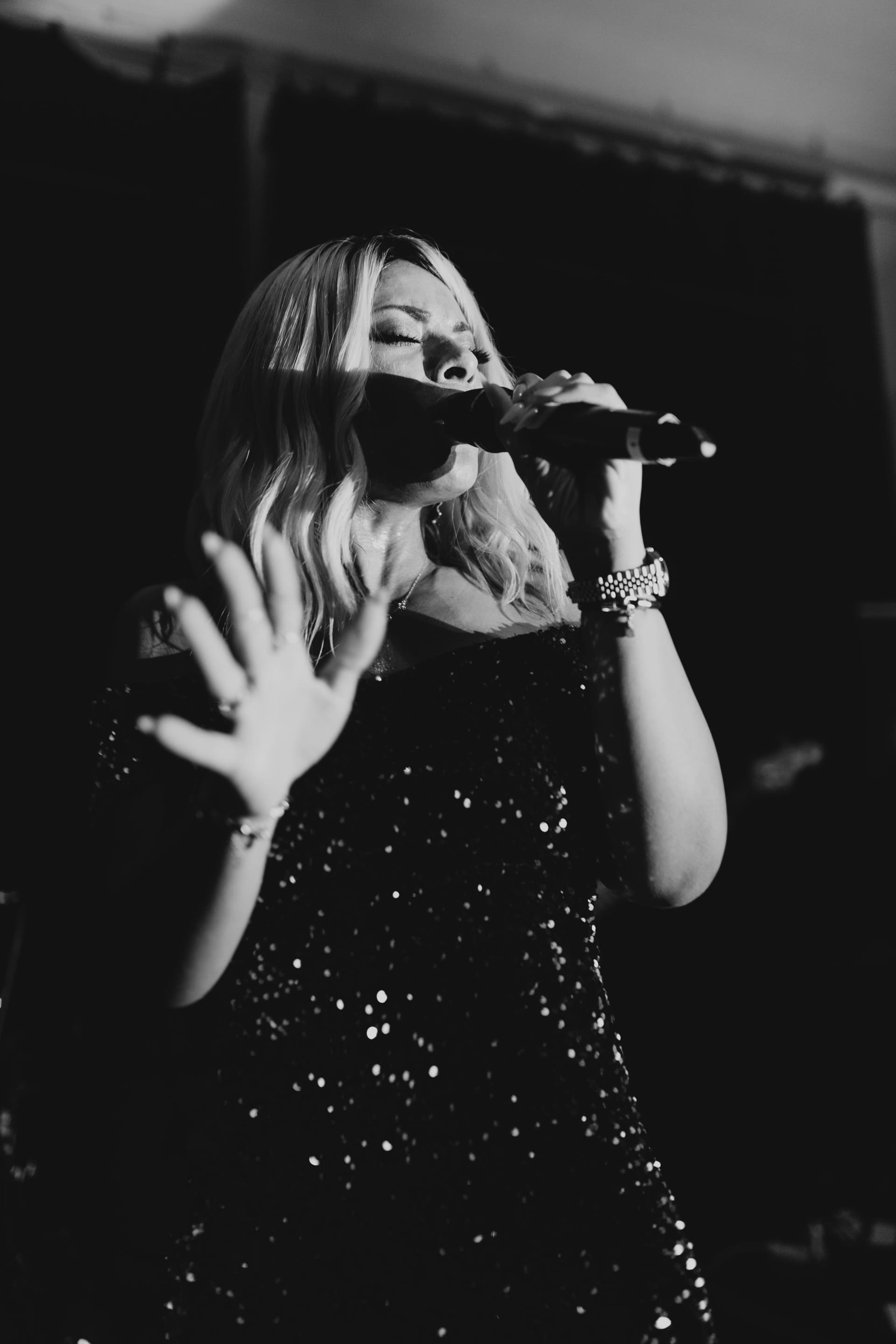 Amy Sue singt emotional in Paillettenkleid, Schwarz-Weiß Nahaufnahme