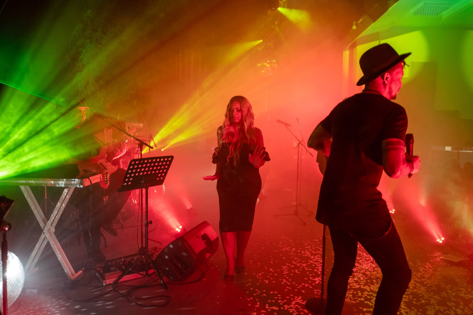 Amy Sue mit Gitarrist auf der Bühne, dramatische Laser-Lichter