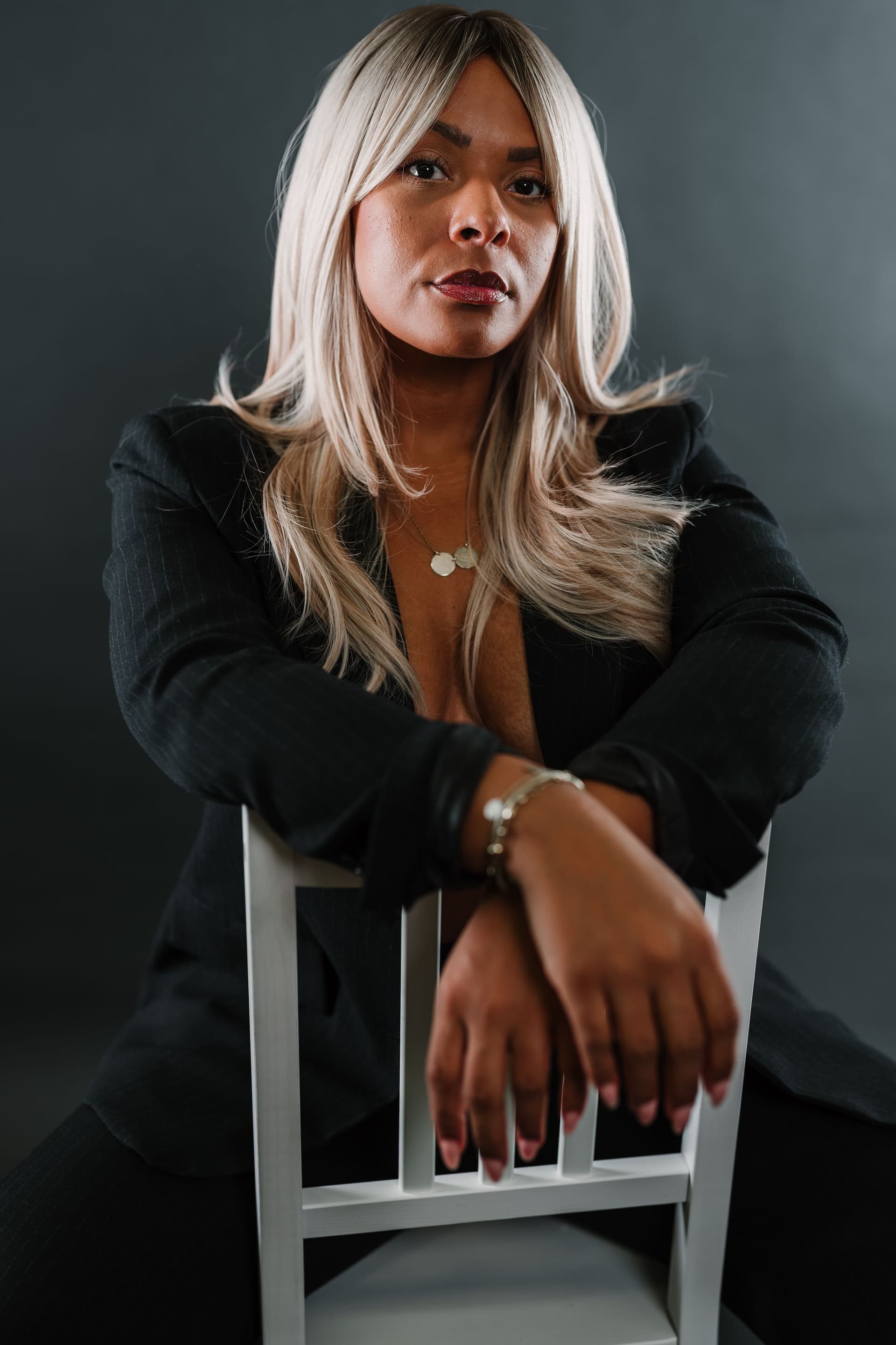 Amy Sue, Nahaufnahme Portrait im Blazer, direkter Blickkontakt