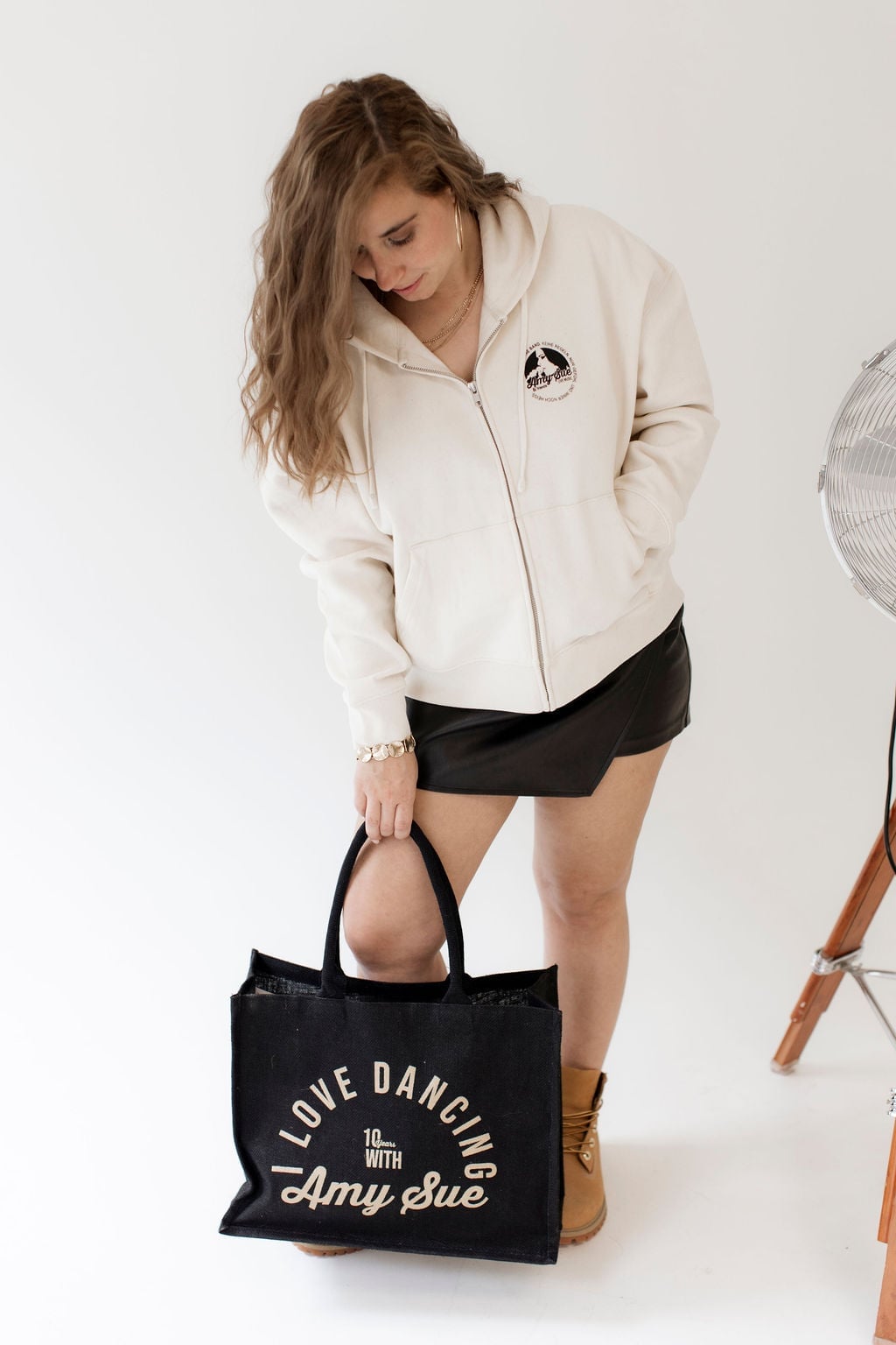 Amy Sue hält die schwarze Beachbag frontal, Gold-Logo und „I love dancing with Amy Sue" prominent sichtbar