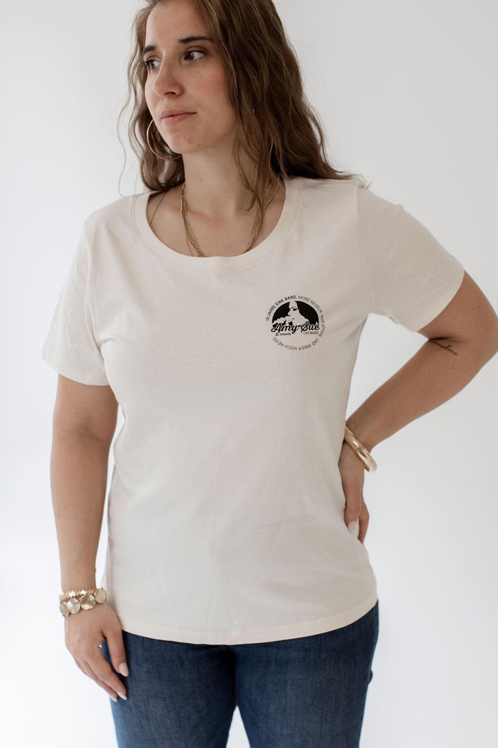 Damenshirt frontal getragen — figurbetonter Ladies-Cut mit Chest-Logo
