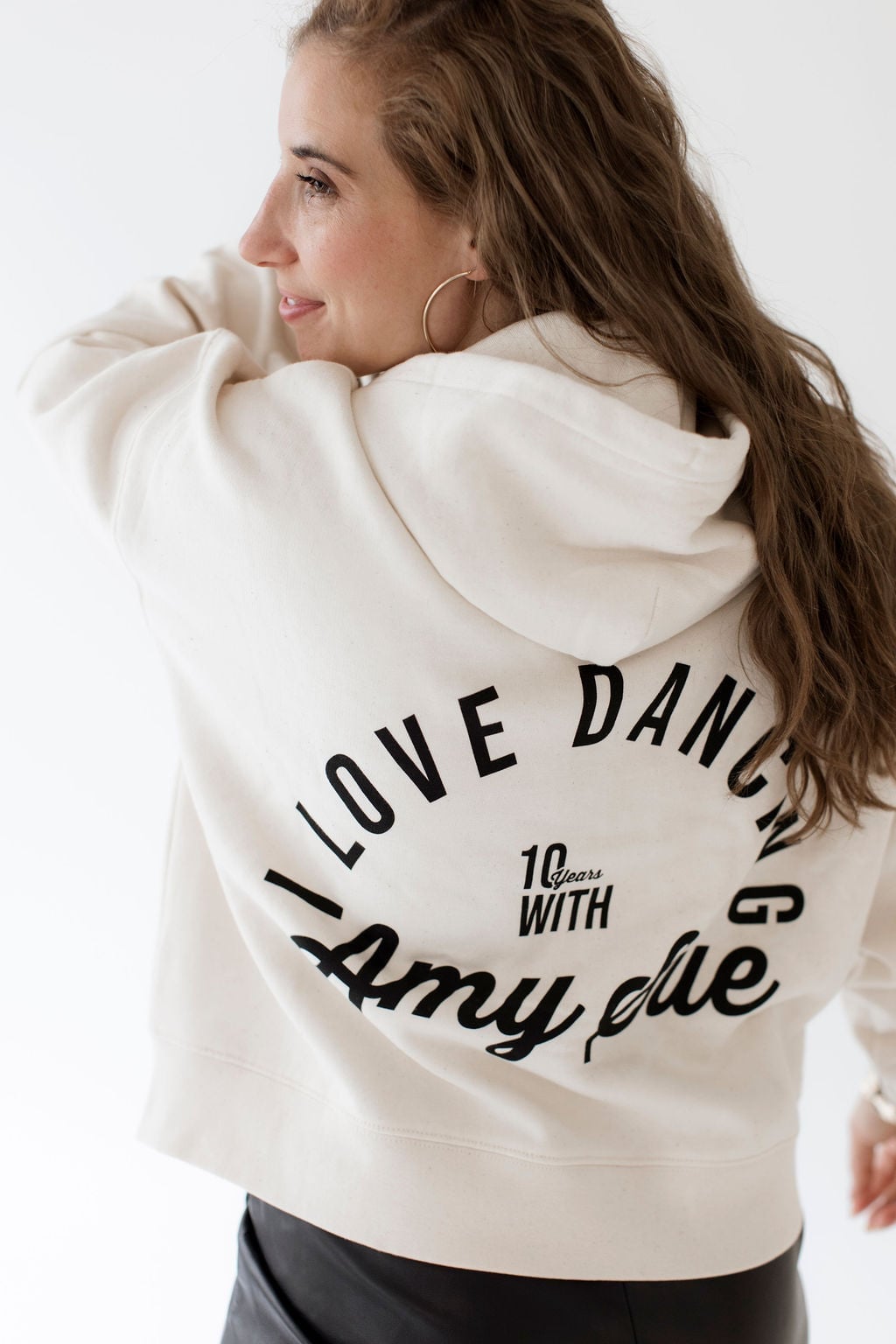 Brünette Frau von hinten, Backprint des Zipper Ladies Hoodies voll sichtbar