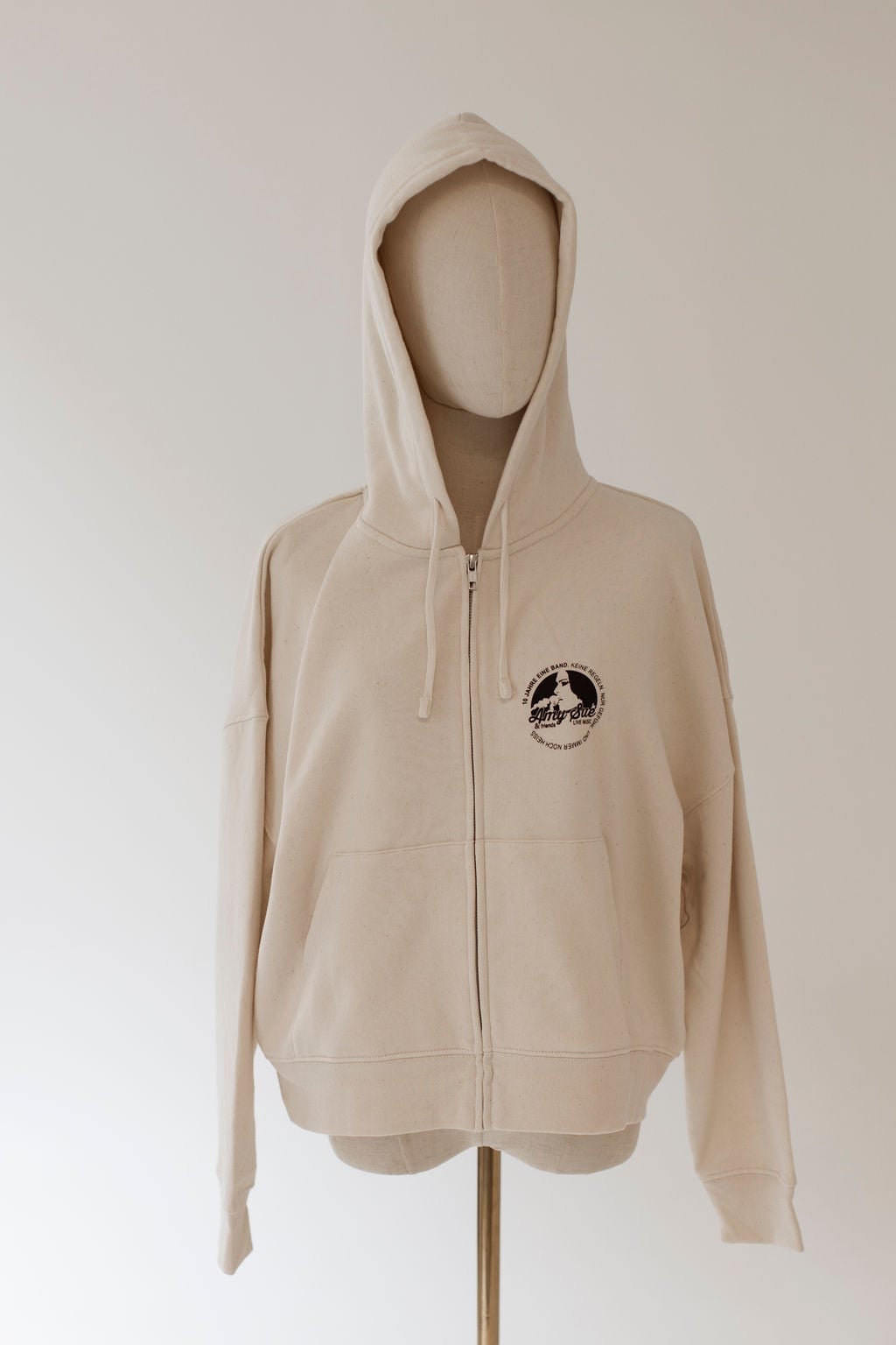 Zipper Ladies Hoodie auf Mannequin, Front mit Chest-Logo und Kapuze
