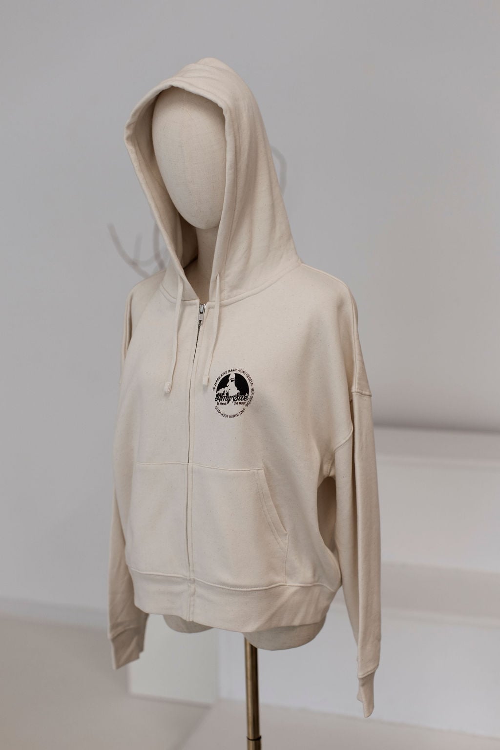Zipper Ladies Hoodie auf Mannequin seitlich, Chest-Logo und Oversized-Schnitt sichtbar
